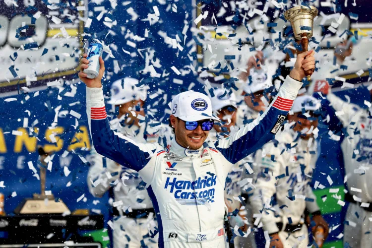 Larson storms to dominant Kansas win